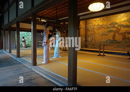 Les touristes portant des kimonos loués au temple Shoren-in Temple bouddhiste en face d'un écran peint, Kyoto, Japon Banque D'Images