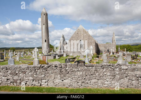 Monastère Kilmacduagh est une abbaye en ruine près de la ville de Gort dans le comté de Galway, Irlande Banque D'Images