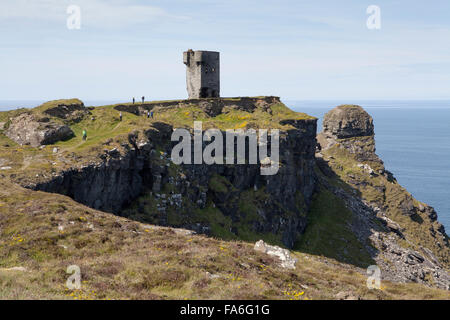 Hag's Head est le point au sud des falaises de Moher - une destination touristique populaire sur la côte ouest de l'Irlande Banque D'Images