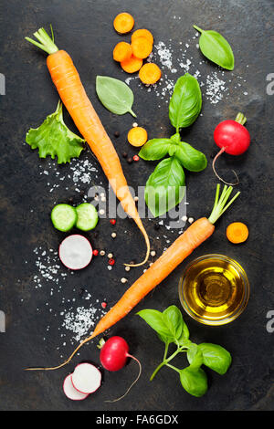 Les légumes frais biologiques sur fond rustique foncé. Alimentation saine. L'alimentation végétarienne. La récolte fraîche du jardin. Banque D'Images