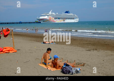 Bateau de croisière Norwegian Sun Puntarenas Costa Rica Amérique Centrale Banque D'Images