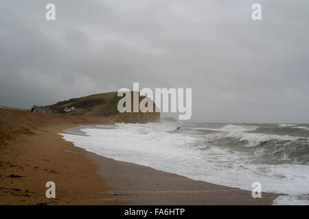 West Bay UK Weather 22 décembre 2015 de forts vents et de grosses vagues sur West bay beach Crédit : Paul Chambers/Alamy Live News Banque D'Images