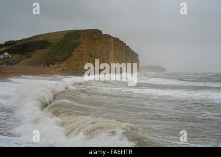 West Bay UK Weather 22 décembre 2015 de forts vents et de grosses vagues sur West bay beach Crédit : Paul Chambers/Alamy Live News Banque D'Images