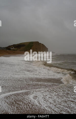 West Bay UK Weather 22 décembre 2015 de forts vents et de grosses vagues sur West bay beach Crédit : Paul Chambers/Alamy Live News Banque D'Images