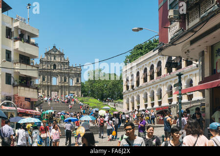 Macao, Chine - Circa 2013 - foule de touristes dans les ruines de Saint-Paul, le plus célèbre monument à Macao. Banque D'Images