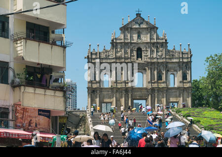 Macao, Chine - Circa 2013 - foule de touristes dans les ruines de Saint-Paul, le plus célèbre monument à Macao. Banque D'Images