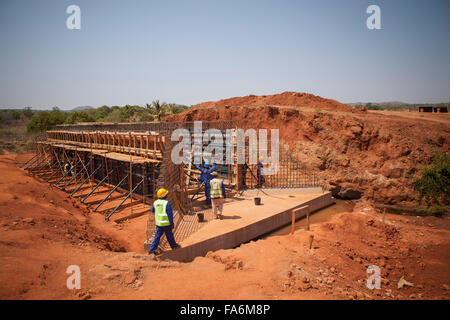 La construction d'un ponceau travailleurs le long de la route de Rio Ligonha à Nampula, dans le Nord du Mozambique, se l'Afrique. Banque D'Images