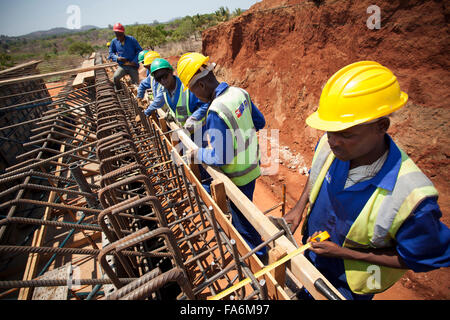 La construction d'un ponceau travailleurs le long de la route de Rio Ligonha à Nampula, dans le Nord du Mozambique, se l'Afrique. Banque D'Images