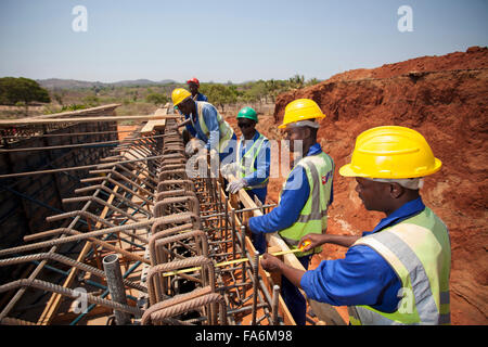 La construction d'un ponceau travailleurs le long de la route de Rio Ligonha à Nampula, dans le Nord du Mozambique, se l'Afrique. Banque D'Images