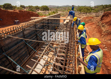 La construction d'un ponceau travailleurs le long de la route de Rio Ligonha à Nampula, dans le Nord du Mozambique, se l'Afrique. Banque D'Images