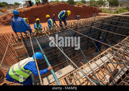 La construction d'un ponceau travailleurs le long de la route de Rio Ligonha à Nampula, dans le Nord du Mozambique, se l'Afrique. Banque D'Images