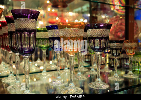 Verre de Murano coloré sur l'affichage dans une vitrine, l'île de Murano, Venise, ville UNESCO World Heritage Site, Veneto, Italie Europe Banque D'Images