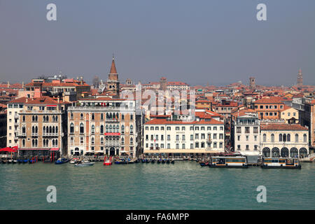 Vue sur le toit des immeubles, le long du Grand Canal, Venise, ville UNESCO World Heritage Site, Vénétie, Italie, Europe. Banque D'Images