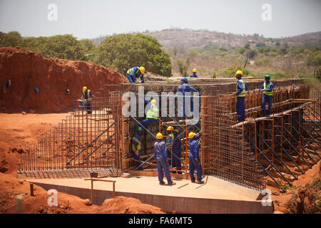 La construction d'un ponceau travailleurs le long de la route de Rio Ligonha à Nampula, dans le Nord du Mozambique, se l'Afrique. Banque D'Images