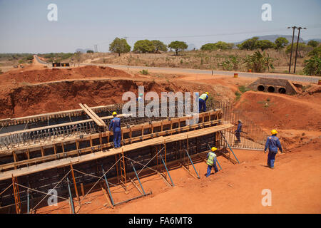 La construction d'un ponceau travailleurs le long de la route de Rio Ligonha à Nampula, dans le Nord du Mozambique, se l'Afrique. Banque D'Images