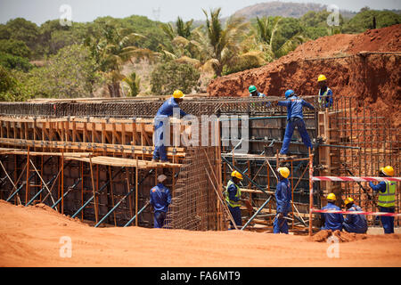 La construction d'un ponceau travailleurs le long de la route de Rio Ligonha à Nampula, dans le Nord du Mozambique, se l'Afrique. Banque D'Images