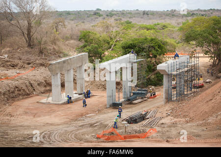 Construire un nouveau travailleurs viaduc dans la province de Nampula, Mozambique, se l'Afrique. Banque D'Images