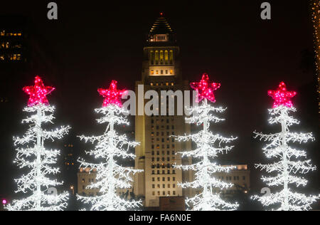 Los Angeles, USA. Dec 21, 2015. Photos prises le 21 décembre 2015 montre les lumières de Noël au Grand Park à Los Angeles, aux États-Unis. © Zhao Hanrong/Xinhua/Alamy Live News Banque D'Images