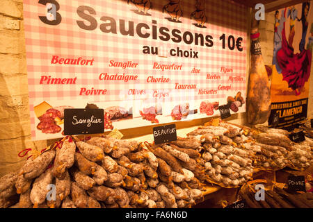 Saucisses et viande de saucisse en vente dans une boutique, saucisse maison de saucisson, Strasbourg, Alsace France Europe Banque D'Images