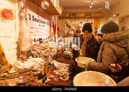 Les gens d'acheter des saucisses dans la saucisse Shop ( Maison de Saucisson ) boucherie, Strasbourg, Alsace France Europe Banque D'Images