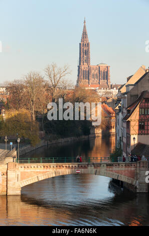 Les ponts couverts, de la rivière Ill et de la cathédrale de Strasbourg sur un jour, hivers Strasbourg, Alsace, France Europe Banque D'Images