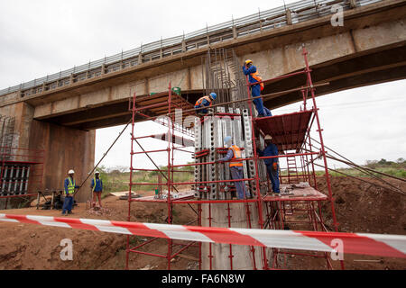 Les travailleurs de la construction réhabiliter un pont de vieillissement le long de la route de Rio à Namialo Lurio dans le Nord du Mozambique, se l'Afrique. Banque D'Images