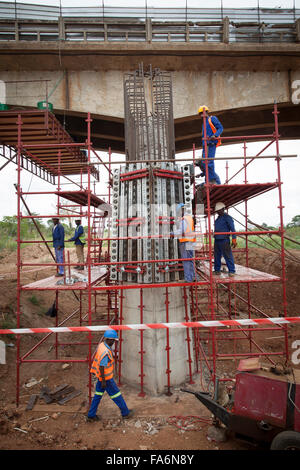 Les travailleurs de la construction réhabiliter un pont de vieillissement le long de la route de Rio à Namialo Lurio dans le Nord du Mozambique, se l'Afrique. Banque D'Images