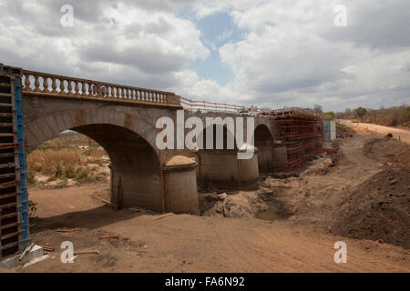 Les travailleurs de la construction réhabiliter un pont de vieillissement le long de la route de Rio à Namialo Lurio dans le Nord du Mozambique, se l'Afrique. Banque D'Images