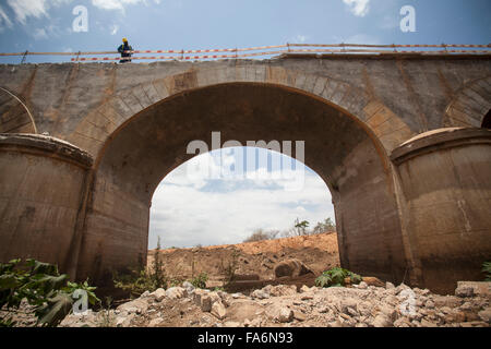 Les travailleurs de la construction réhabiliter un pont de vieillissement le long de la route de Rio à Namialo Lurio dans le Nord du Mozambique, se l'Afrique. Banque D'Images