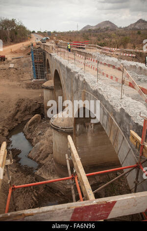 Les travailleurs de la construction réhabiliter un pont de vieillissement le long de la route de Rio à Namialo Lurio dans le Nord du Mozambique, se l'Afrique. Banque D'Images