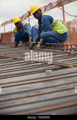 Les travailleurs de la construction réhabiliter un pont de vieillissement le long de la route de Rio à Namialo Lurio dans le Nord du Mozambique, se l'Afrique. Banque D'Images