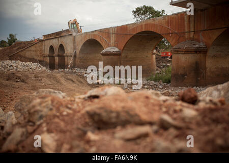 Les travailleurs de la construction réhabiliter un pont de vieillissement le long de la route de Rio à Namialo Lurio dans le Nord du Mozambique, se l'Afrique. Banque D'Images