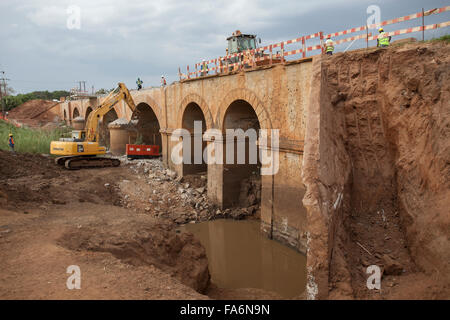 Les travailleurs de la construction réhabiliter un pont de vieillissement le long de la route de Rio à Namialo Lurio dans le Nord du Mozambique, se l'Afrique. Banque D'Images