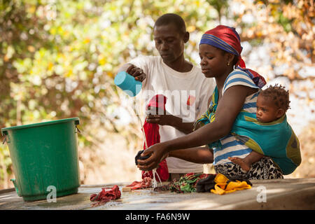 Les membres de la communauté laver leur linge avec de l'eau propre dans le village d'Mecupes dans le Nord du Mozambique. Banque D'Images