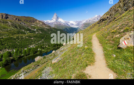 Paysage alpin de la vallée, près de Grindjesee lake. Le Matterhorn (Cervin) pic de montagne. Zermatt. Alpes suisses. La Suisse. L'Europe. Banque D'Images