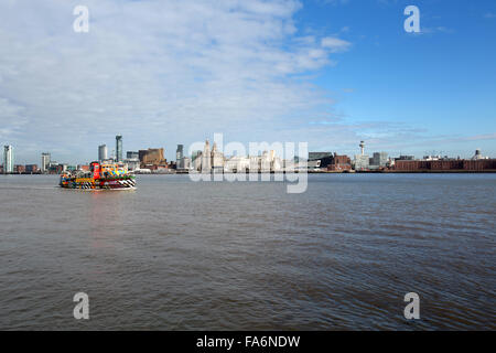 Ville de Liverpool, en Angleterre. Le Mersey Ferry Snowdrop les sportifs Sir Peter Blake conçu Dazzle Ferry couleurs. Banque D'Images