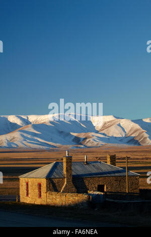 Cottage en pierre historique et de l'Ida en hiver, gamme Hills Creek, Maniototo, Central Otago, île du Sud, Nouvelle-Zélande Banque D'Images