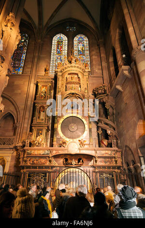 Les gens à Strasbourg à l'horloge astronomique datant du 17e siècle, dans la cathédrale de Strasbourg, Alsace, France Europe Banque D'Images