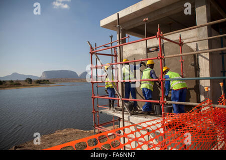 Les travailleurs de construire une nouvelle station de pompage de l'eau le long du barrage Manapo de Nampula, au Mozambique. Banque D'Images