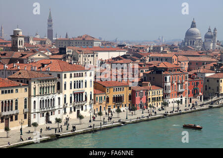 Vue sur le toit des immeubles, le long du Grand Canal, Venise, ville UNESCO World Heritage Site, Vénétie, Italie, Europe. Banque D'Images