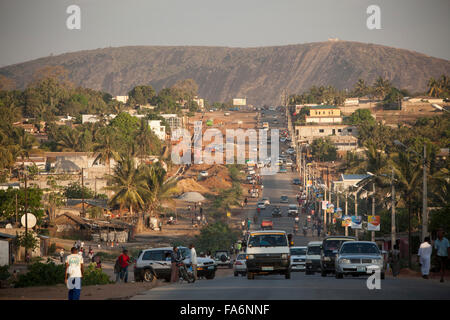 Le trafic se déplace le long d'une rue animée de Nampula, au Mozambique. Banque D'Images