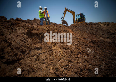 Les travailleurs de Nampula, Mozambique, la construction d'un nouveau système de drainage de l'eau. Banque D'Images