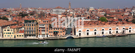 Vue sur le toit des immeubles, le long du Grand Canal, Venise, ville UNESCO World Heritage Site, Vénétie, Italie, Europe. Banque D'Images