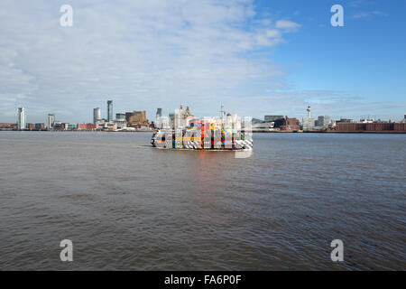 Ville de Liverpool, en Angleterre. Le Mersey Ferry Snowdrop les sportifs Sir Peter Blake conçu Dazzle Ferry couleurs. Banque D'Images