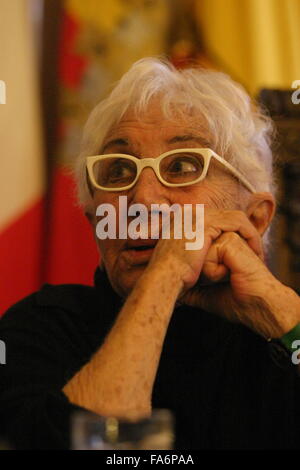 Naples, Italie. Dec 22, 2015. Lina Wertmüller honoraire napolitaine, un célèbre réalisateur né en 1928, a été donné par le maire, Luigi de Magistris a la citoyenneté honoraire. © Salvatore Esposito/Pacific Press/Alamy Live News Banque D'Images