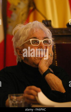 Naples, Italie. Dec 22, 2015. Lina Wertmüller honoraire napolitaine, un célèbre réalisateur né en 1928, a été donné par le maire, Luigi de Magistris a la citoyenneté honoraire. © Salvatore Esposito/Pacific Press/Alamy Live News Banque D'Images