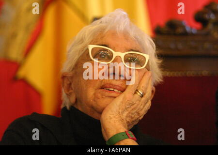 Naples, Italie. Dec 22, 2015. Lina Wertmüller honoraire napolitaine, un célèbre réalisateur né en 1928, a été donné par le maire, Luigi de Magistris a la citoyenneté honoraire. © Salvatore Esposito/Pacific Press/Alamy Live News Banque D'Images