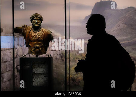 Jérusalem, Israël. 22 Décembre, 2015. Le Musée d'Israël ouvre une exposition réunissant, pour la première fois, le seul 2ème siècle buste en bronze portraits de l'empereur romain Hadrien (Publius Aelius Hadrianus) avec des prêts de la British Museum et le Louvre en dialogue avec le Musée d'Israël son propre portrait (représenté). Le Musée d'Israël, le bronze a été trouvé dans une légion romaine camp près de Bet Shean dans le nord d'Israël en 1975. Credit : Alon Nir/Alamy Live News Banque D'Images