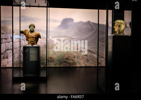 Jérusalem, Israël. 22 Décembre, 2015. Le Musée d'Israël ouvre une exposition réunissant, pour la première fois, le seul 2ème siècle buste en bronze portraits de l'empereur romain Hadrien (Publius Aelius Hadrianus) avec des prêts de la British Museum et le Louvre (R) dans le dialogue avec le Musée d'Israël son propre portrait (L). Le Musée d'Israël, le bronze a été trouvé dans une légion romaine camp près de Bet Shean dans le nord d'Israël en 1975. crédit : Alon Nir/Alamy Live News Banque D'Images