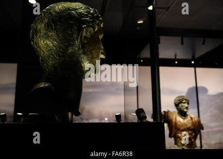 Jérusalem, Israël. 22 Décembre, 2015. Le Musée d'Israël ouvre une exposition réunissant, pour la première fois, le seul 2ème siècle buste en bronze portraits de l'empereur romain Hadrien (Publius Aelius Hadrianus) avec des prêts de la British Museum (L) et le Louvre en dialogue avec le Musée d'Israël son propre portrait (R). Le Musée d'Israël, le bronze a été trouvé dans une légion romaine camp près de Bet Shean dans le nord d'Israël en 1975. crédit : Alon Nir/Alamy Live News Banque D'Images